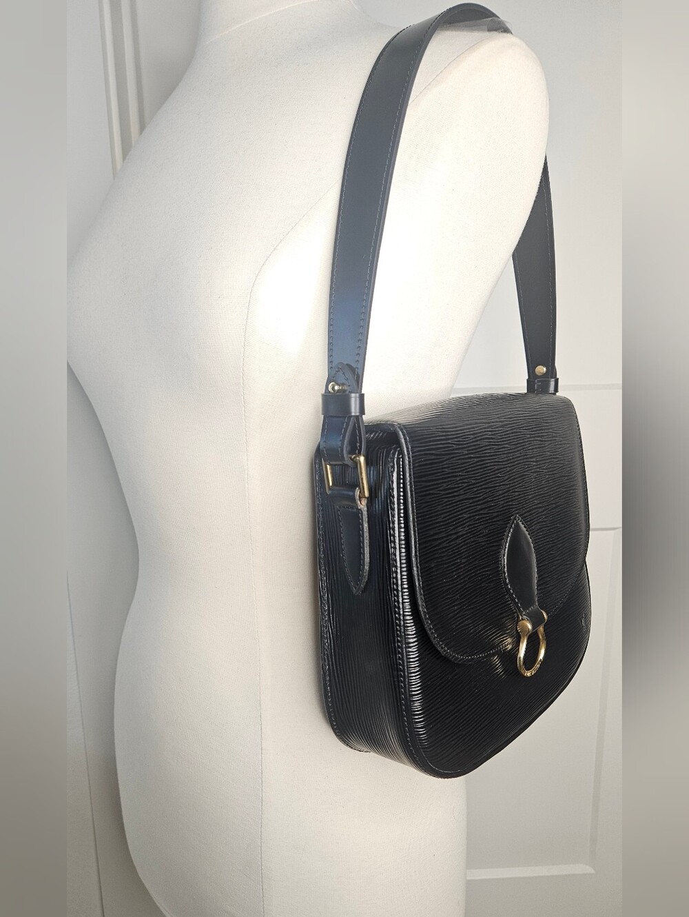 Authentic Louis Vuitton Saint Cloud GM Black Epi Leather Vintage Shoulder Bag